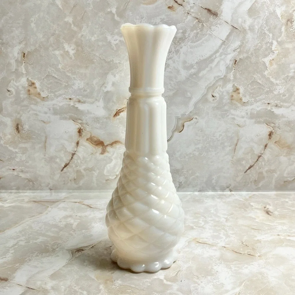 VTG White Milk Glass Bud Vase Pineapple Diamond Pattern Bottom Ribbed Top 9